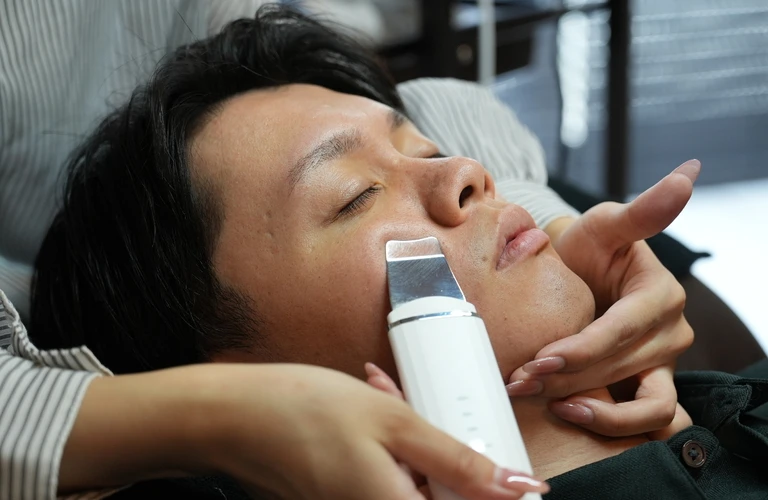 垢抜けるための顔のトータルケア、角質ピーリングもできるメンズ専門の眉毛サロン。｜ 東京都恵比寿の眉毛サロンならメンズ眉毛サロン ma vie